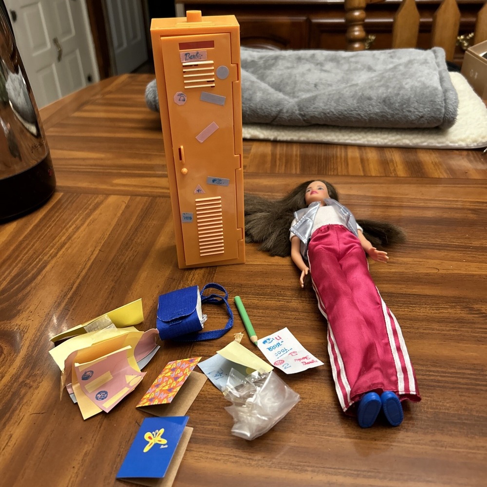 Barbie‎ 1999 Hidden Message High School Locker Teresa Accessories
